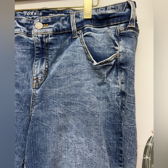 Torrid Women's Perfect Wide Leg Vintage Strech Distressed Jeans - Picture 3 of 12